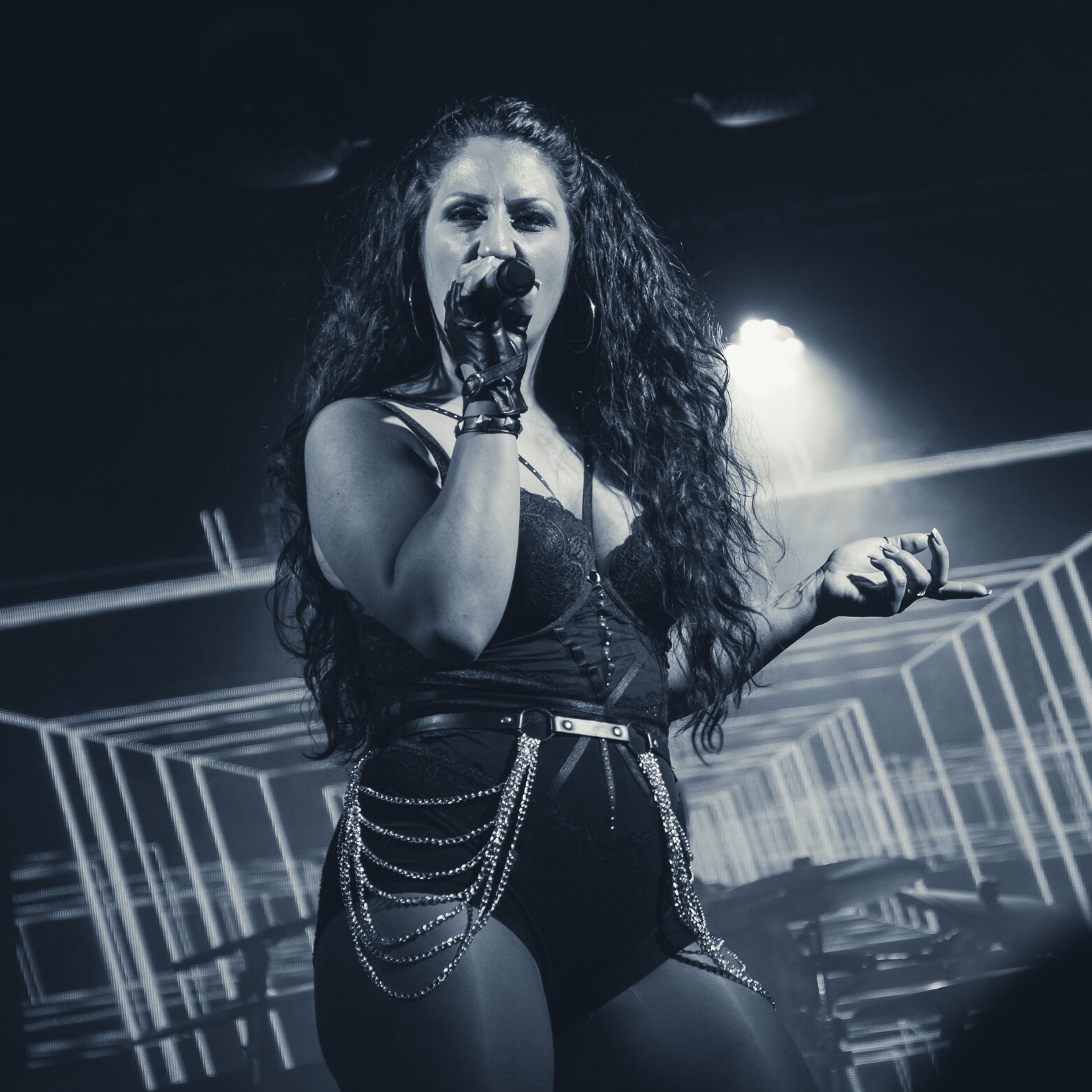 Selina Mateo von BARBED WIRE live auf der Bühne – leidenschaftlicher Gesang und starke Bühnenpräsenz.